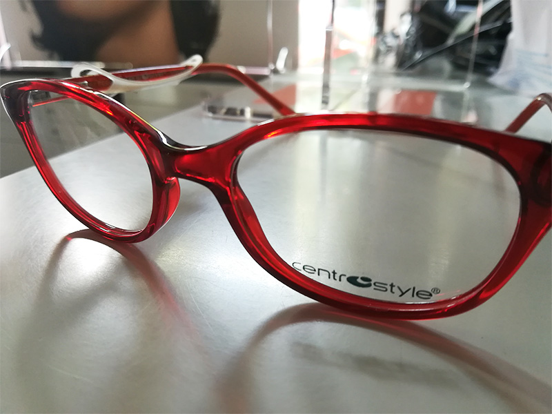 Dettaglio di occhiali a marchio CentroStyle a Torino da Ottica Vogliotti